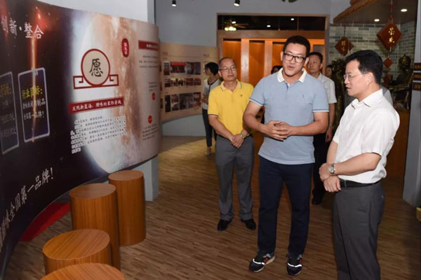 市委常委、宣傳部部長(zhǎng)林銳熙到榮業(yè)臘味文化館調(diào)研參觀