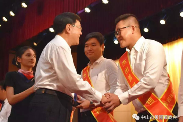 黃圃鎮(zhèn)工商聯(lián)會長、榮業(yè)食品董事長王顯韜榮獲“鳳凰獎”杰出菁英人物獎