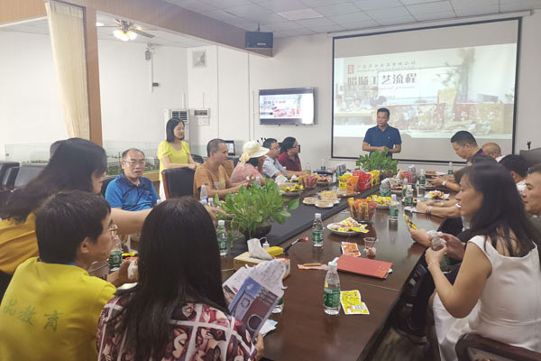 “紅色文藝輕騎兵”走進(jìn)榮業(yè)臘味文化館