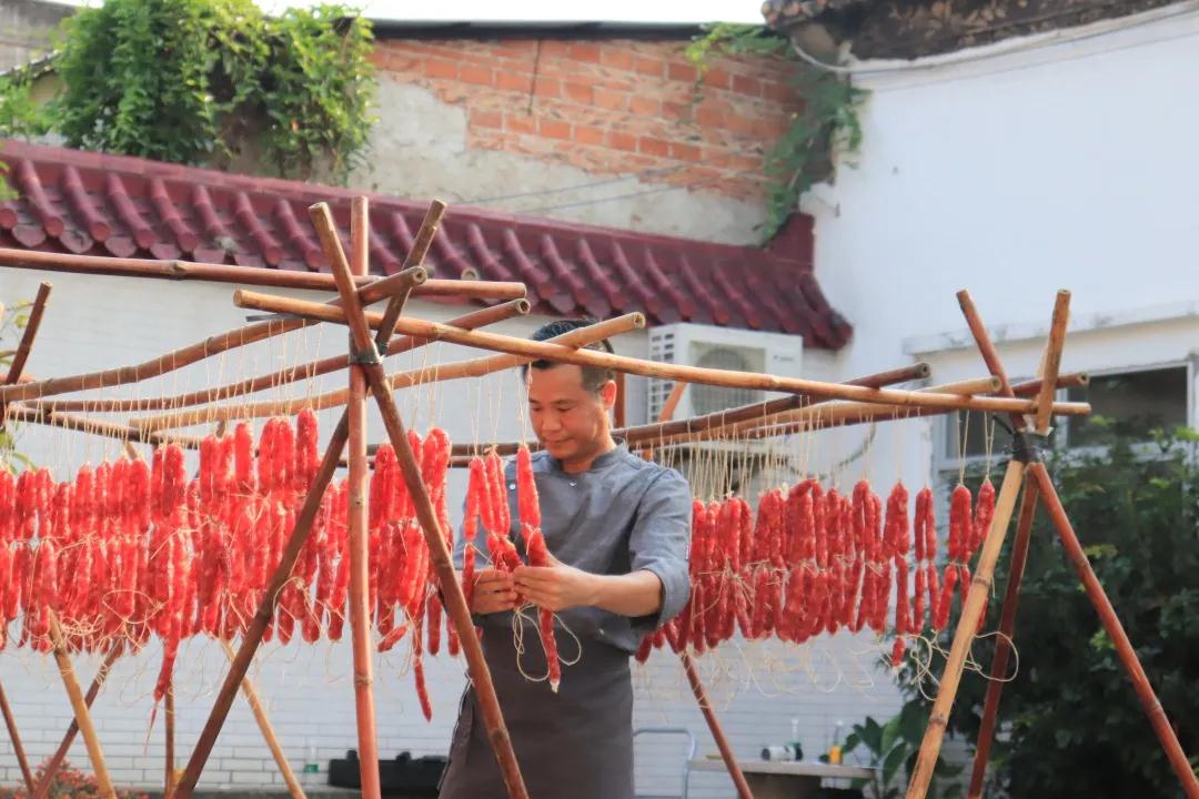 榮業(yè)臘味驚現(xiàn)一群“搵食”密探，有大BOSS來(lái)了……？