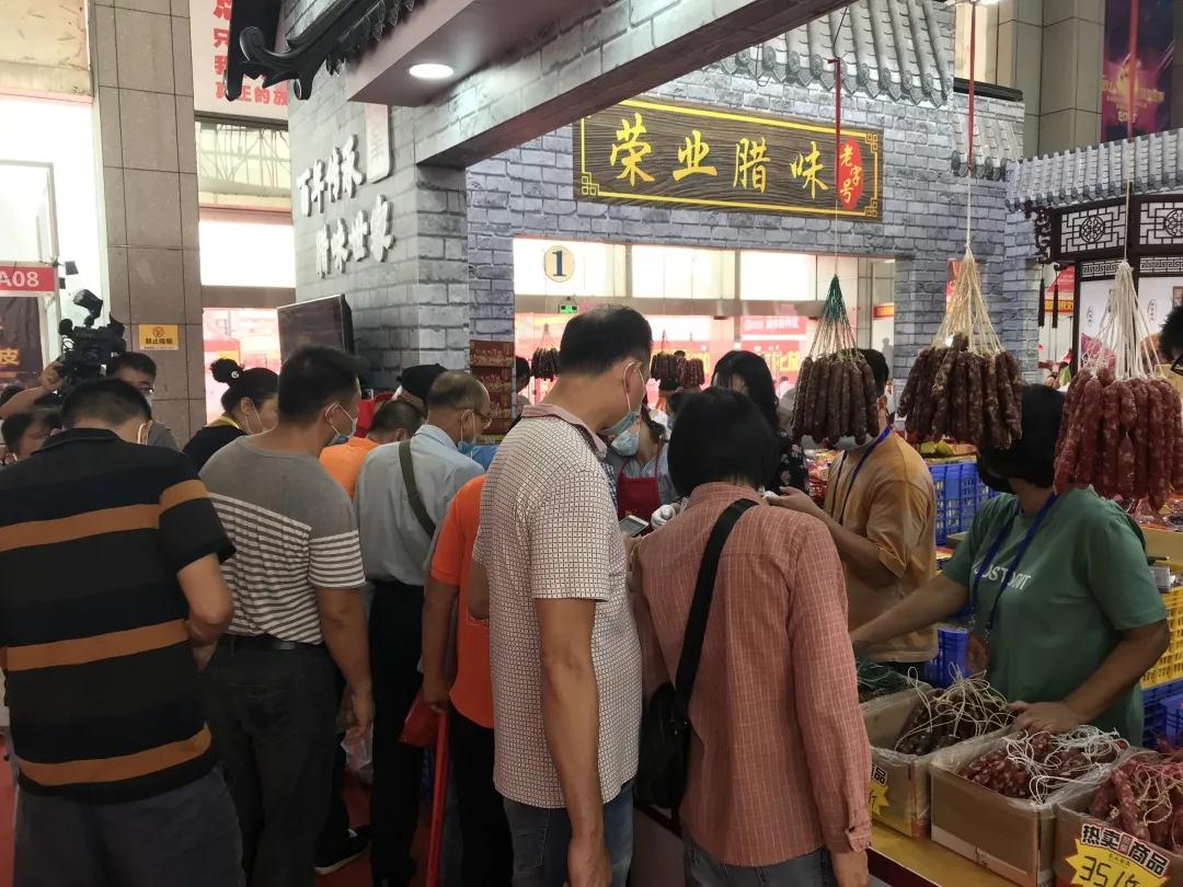 中山首屆黃圃臘味美食文化旅游節(jié)開幕，榮業(yè)食品華麗亮相，受到熱烈追捧